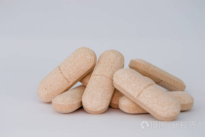 含有矿物质和维生素的片剂白色背景