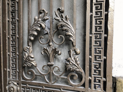 饰品, 铁门的细节。铁制城市街道的装饰和装饰。老第比利斯建筑