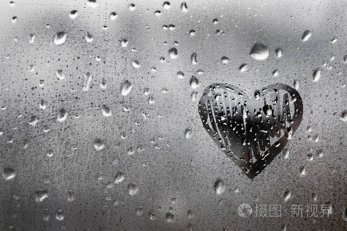 雨中的心涂在玻璃上有雾上面有许多水滴