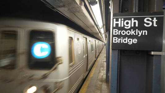 布鲁克林大桥地铁站在大街