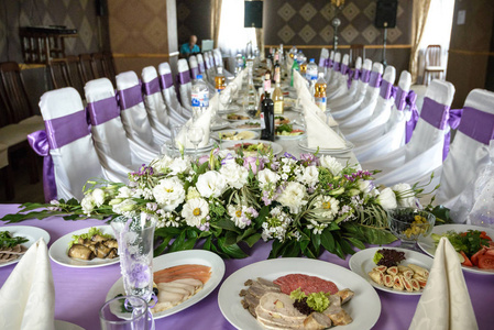 美丽的桌子设置与陶器和鲜花的聚会，婚宴或其他节日活动。 餐饮活动晚餐的玻璃器皿和餐具。