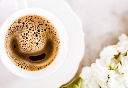 加味酸枣仁老式的加味浓咖啡平躺,完美的早餐和女性风格的概念.