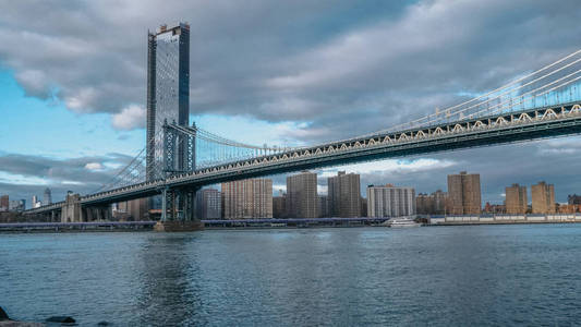 著名的曼哈顿大桥在纽约