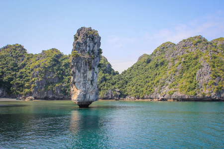 在越南最著名的地方哈龙湾，可以看到古色古香的悬崖和带绿松石水的大海。