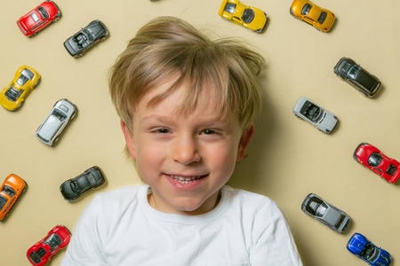 小男孩与五颜六色的小车玩具