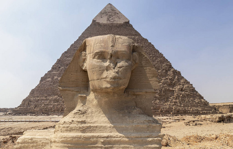 皮克斯脸在吉萨金字塔背景开罗埃及