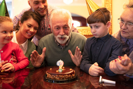 幸福的家庭在一个安静温暖的家里庆祝生日