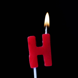 信h庆祝生日蜡烛黑色背景