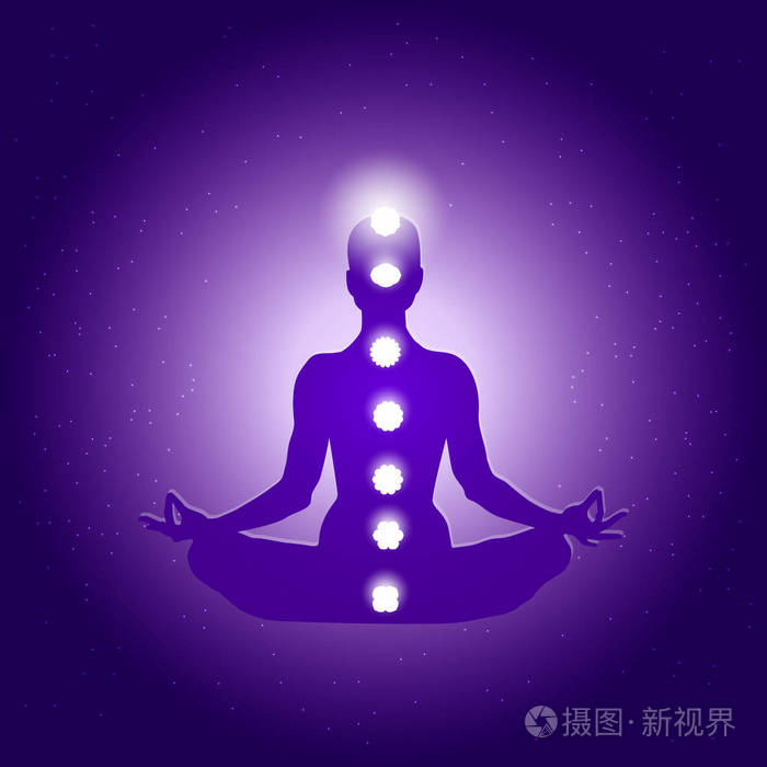 人体在瑜伽莲花体式和七颗脉轮符号上的深蓝色紫色星空背景