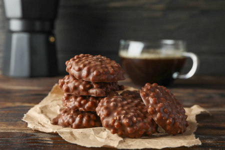 提供美味的巧克力饼干和木桌上的咖啡
