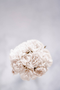 新娘花束白玫瑰婚礼日，花卉美容豪华活动装饰理念。 我们一生中最快乐的一天