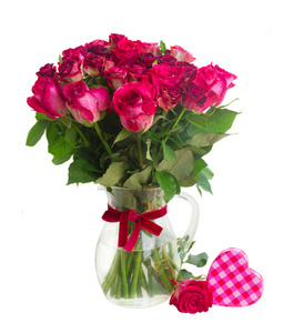 一朵朵深红色玫瑰插在花瓶里的花束
