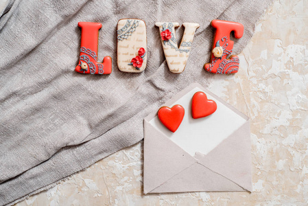 自制姜饼与信件爱情人节位于黑暗的背景, 顶视图