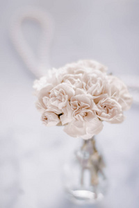 新娘花束的白色玫瑰婚礼日，花卉美容，豪华活动装饰理念。我们一生中最快乐的一天