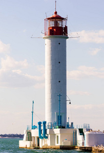 沃龙佐夫灯塔是一个红色和白色的信号灯，灯塔蓝色海景地平线在黑海港口敖德萨，乌克兰。