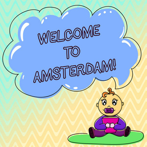手写文本欢迎来到阿姆斯特丹。概念意思问候某人参观荷兰的首都婴儿坐在地毯与安抚木和空白颜色云讲话泡泡