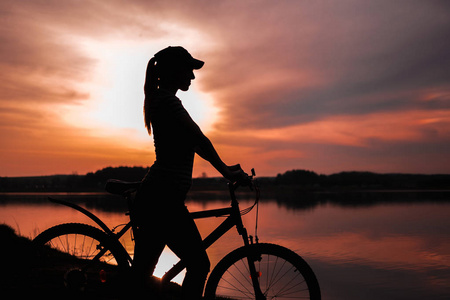 女生骑自行车照片图片