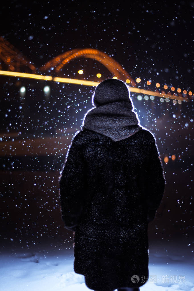 冬天降雪背景下男人的剪影