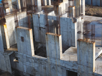 建筑工地未完成的水泥建筑