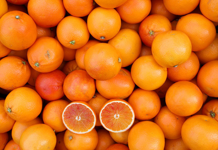 有机橙的背景未经处理的果皮与农药在有机和健康食品商店出售