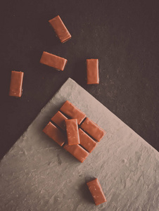 甜的瑞士巧克力糖果在石桌面平面甜点糖果和无筋有机食品的概念。 你只需要巧克力