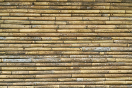 亚洲传统竹墙由水平树干制成