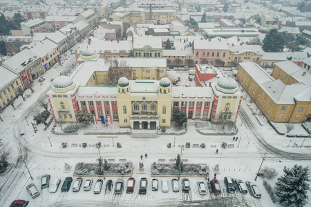 马哈奇的瓦罗沙扎，主要的吱吱声和雪。