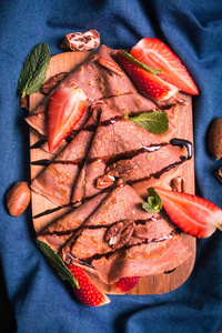 用巧克力烹制的传统法式薄饼。以薄荷和草莓装饰