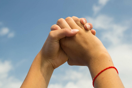 能够是容易地程序男风筝手抓着他的棋盘女孩赶紧吃汉堡,怕被抓儿童抓