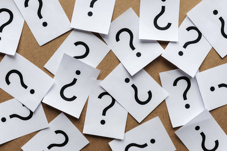 在全框视野中,用随机背景图案印在白纸上的零散问号照片