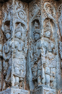 印度卡纳塔克邦Halebidu2013年11月2日希瓦霍伊萨莱斯瓦拉神庙。 寺庙结构侧面的角形雕像的特写，蓝色的石头和一些棕色