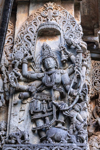 印度卡纳塔克邦Halebidu2013年11月2日希瓦霍伊萨莱斯瓦拉神庙。 在主圣所的一侧特写雕像，毗湿奴用蓝灰色的石头踩着公