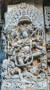 印度卡纳塔克邦Halebidu2013年11月2日希瓦霍伊萨莱斯瓦拉神庙。 特写雕像在主圣所的一侧，希瓦纳塔拉亚勋爵在恶魔阿