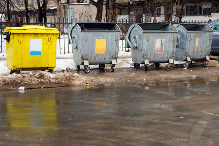 街道上收集及分类垃圾的塑料容器