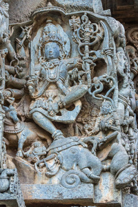 印度卡纳塔克邦Halebidu2013年11月2日希瓦霍伊萨莱斯瓦拉神庙。 雕像在主圣所的一边，湿婆勋爵作为大象恶魔的Gaja