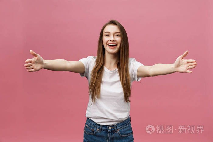 友好女人张开手准备拥抱