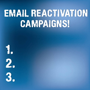 显示电子邮件重新激活广告系列的文本符号。概念照片触发电子邮件睡觉的订户模糊光闪烁在空白蓝色阴霾空间海报壁纸