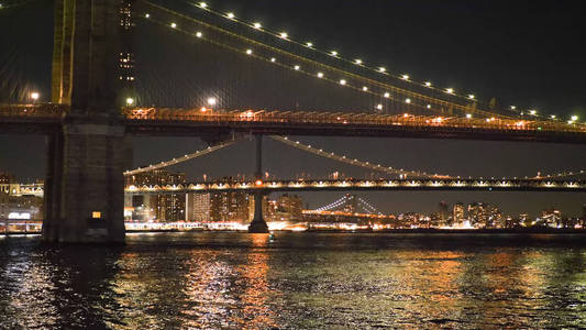 美妙的地方在纽约晚上照亮布鲁克林大桥