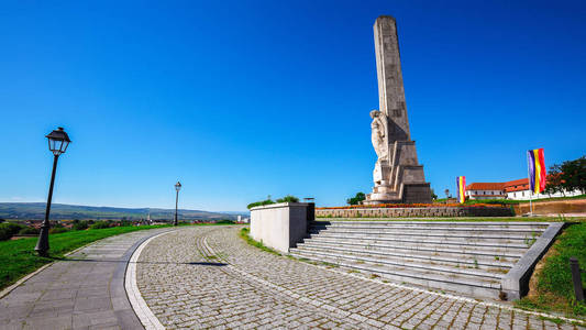 奥雷亚克罗卡和克里桑的方尖碑，来自城堡要塞阿尔巴卡罗莱纳。 罗马尼亚特兰西瓦尼亚阿尔巴尤利亚市戏剧性的夏季场景