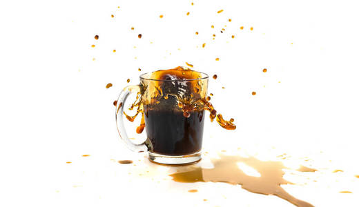 一杯咖啡在白色背景过程中，一杯带有溅沫的咖啡