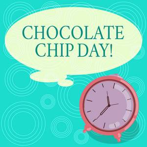 手写文本巧克力芯片日。概念的意思日期享受美味的巧克力位在您的饼干空白颜色的思想讲话泡泡与大纲和闹钟的照片