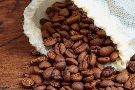 咖啡豆在木背景分散