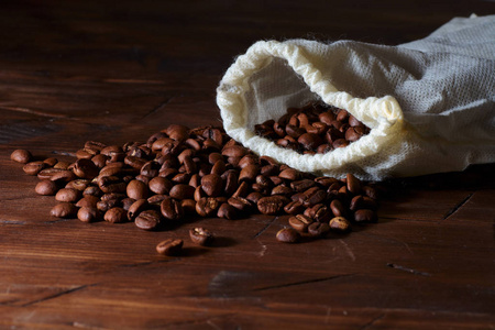 咖啡豆在木背景分散