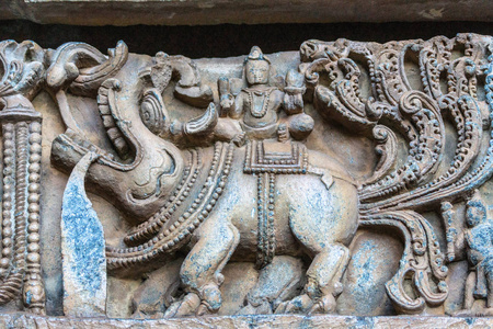 印度卡纳塔克邦Halebidu2013年11月2日希瓦霍伊萨莱斯瓦拉神庙。 大象和人的特写在寺庙结构的一侧，蓝色的石头和一些棕