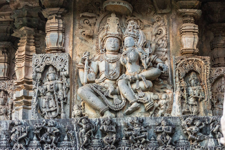 印度卡纳塔克邦Halebidu2013年11月2日希瓦霍伊萨莱斯瓦拉神庙。 雕像在主圣所的一侧，湿婆勋爵和德维帕瓦蒂勋爵坐在他