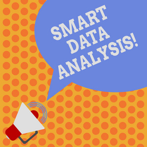 显示智能数据分析的书写笔记。商业照片展示收集和分析信息, 以作出更好的决定与声音音量图标和空白颜色语音气泡照片