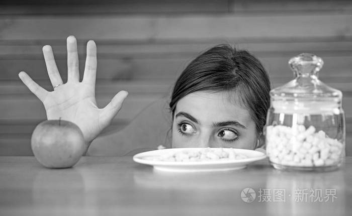 对她的选择没有信心维生素或糖女人选择吃什么食物漂亮的女人喜欢苹果