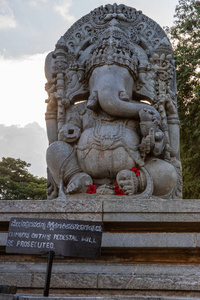 印度卡纳塔克邦Halebidu2013年11月2日希瓦霍伊萨莱斯瓦拉神庙。 巨大的灰色石头Ganesha雕像在巨大的基座上对抗
