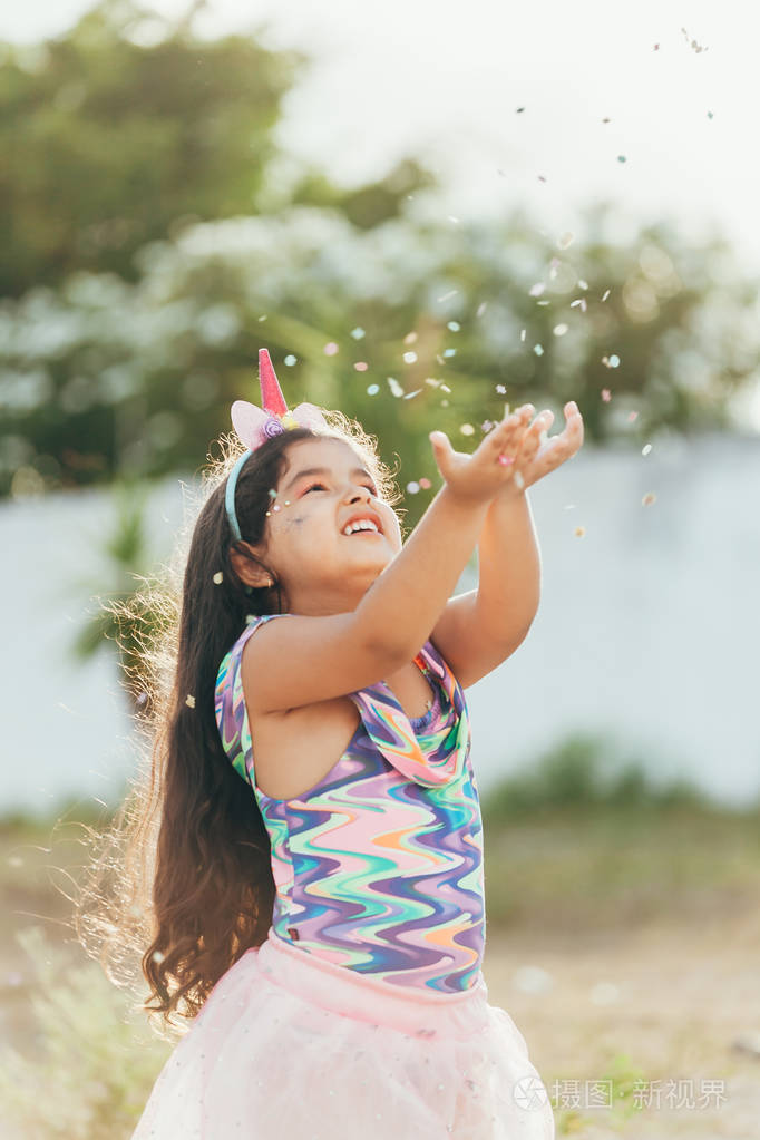 巴西嘉年华. 穿着服装的小女孩在享受嘉年华会