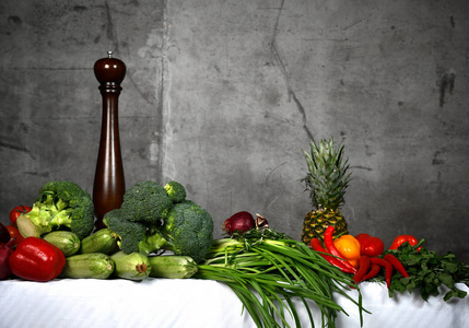 健康食品成分蔬菜, 水果草药和香料。桌上的有机蔬菜